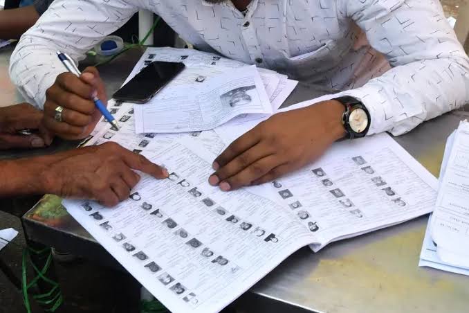चुनाव आयोग ने बिहार की वोटर लिस्ट से हटाए गए 65 लाख लोगों के नाम सार्वजनिक किए